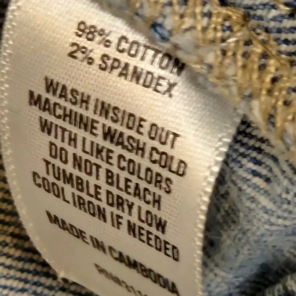Wonderly Denim Jacket Light Wash Button Front Inside and Outside Pockets